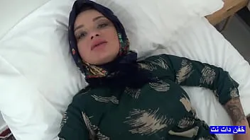 في مؤخرتها وفرجها، قضيب مُدخَل بأمر هذه المرأة