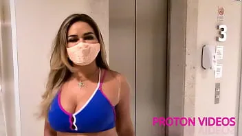 شابة سمراء تستمتع بهذا القضيب الكبير