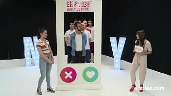 راقصة كبيرة الصدر يضاجعها عدة رجال